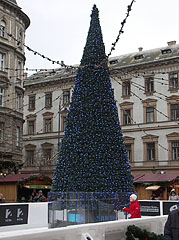 Simply decorated, puritan Christmas tree - Budapest, Hungría