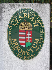 The oval plaque of the Arboretum of Szarvas, including the coat of arms of Hungary - Szarvas (Sarwasch), Ungarn
